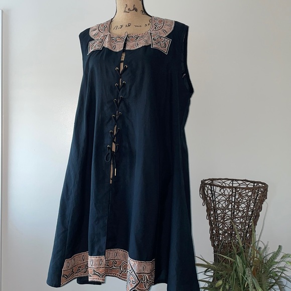 Tops - 🔵”CURVY” BLACK & TAN SLEEVELESS AZTEC TUNIC